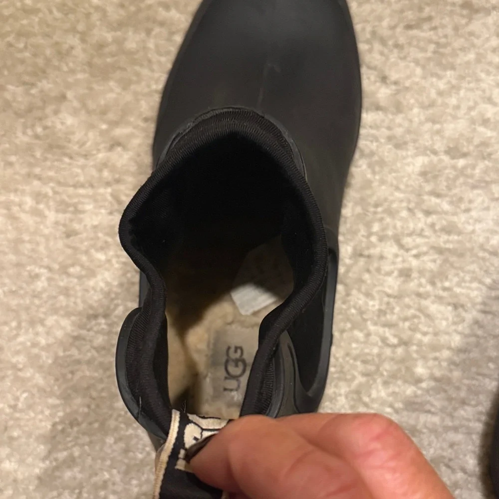 Women’s Ugg “droplet” rain boot.
Size 9 - Picture 7 of 10